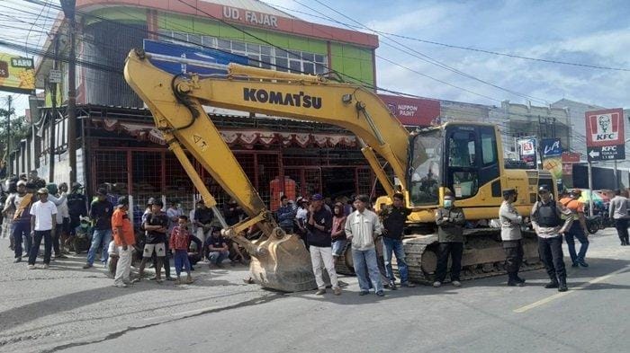 Alat berat dikerahkan untuk eksekusi lahan di Jl Diponegoro. Photo TribunToraja (Freedy Samue)l