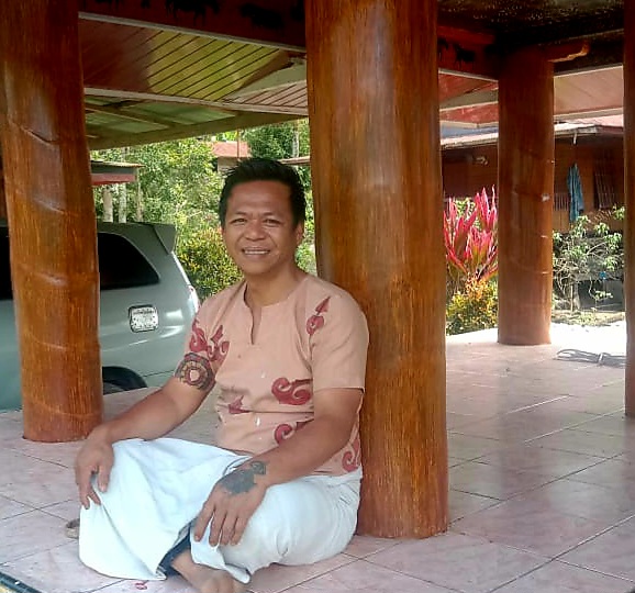 Foto Yarden Tappe (Pelukis dan Perajin Kain Batik Toraja)