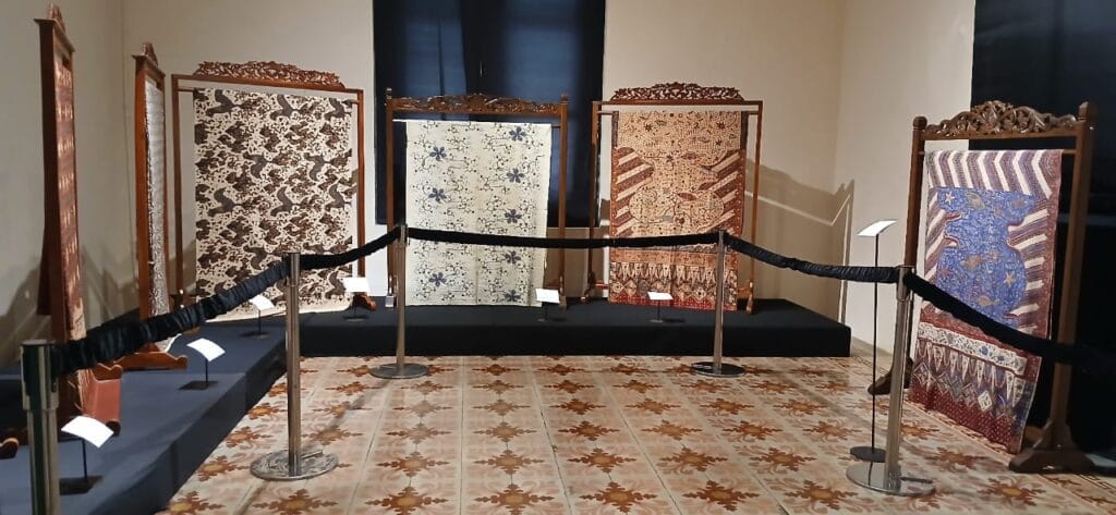 Koleksi Batik lawas yang ditampilkan dalam Pameran Catur Pada Wastra Indonesia di Museum Tekstil Jakarta, ( Dok.Anny Marimbunna)