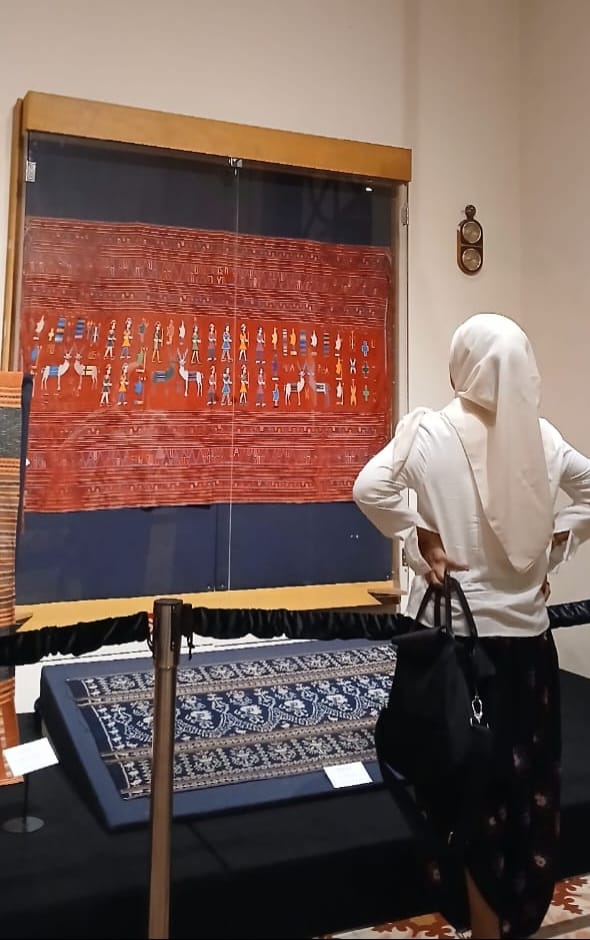 Pengunjung Pameran Catur Pada Wastra Indonesia Andriani Ayu Marzuki di Museum Tekstil Jakarta, (Dok.Anny Marimbunna)