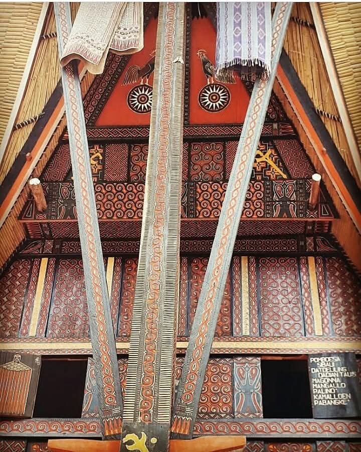 Sarita disematkan di tiang tinggi rumah Tongkonan sebagai simbol dalam ritual Mangrara Banua (Dok.Anny Marimbunna)