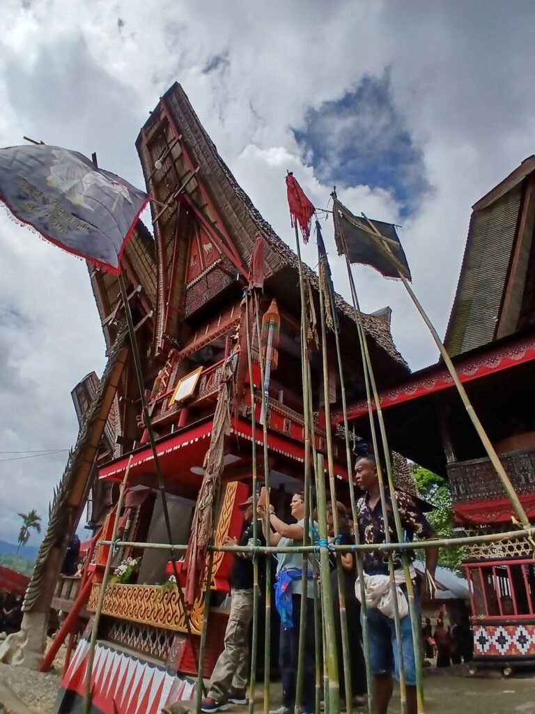 Sarita simbol bendera duka (Tombi) ritual Rambu Solo', (Dok.Anny Marimbunna)