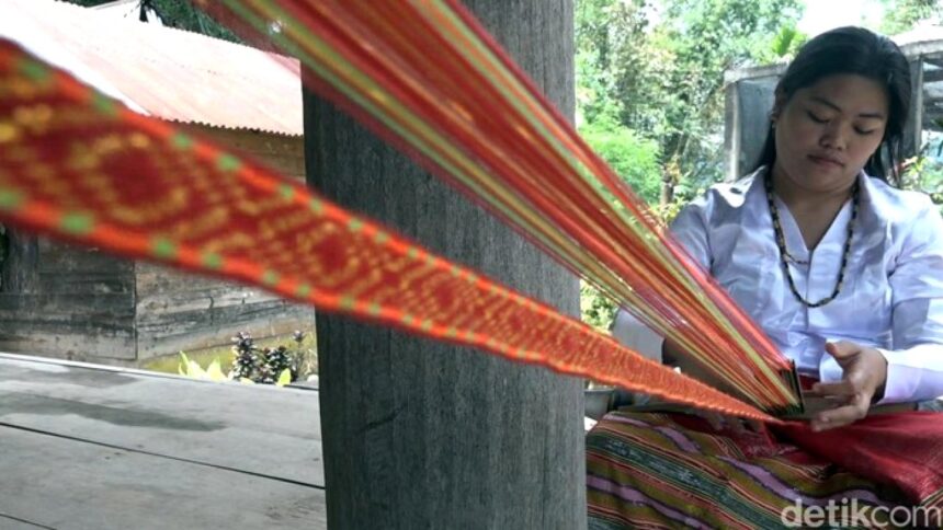 Teknik tenun kartu atau disebut juga dengan Pallawa merupakan tenik tenun tradisional Mamasa