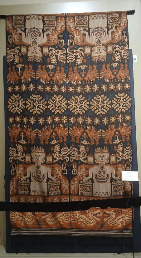 Wastra Akultutasi Budaya Eropa, Wastra ikat berasal dari NTT Koleksi Rumah Wastra Jo Sade (Dok.Anny Marimbunna)