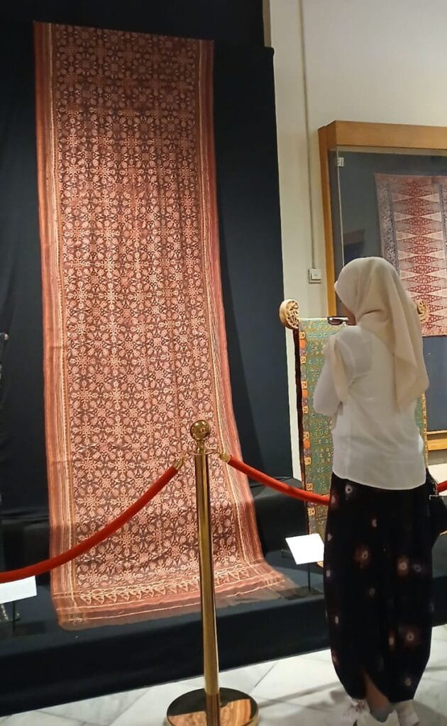 Wastra Patola' Akulturasi Budaya India, adalah Wastra iIkat Ganda berbahan Sutera (Dok.Anny Marimbunna)