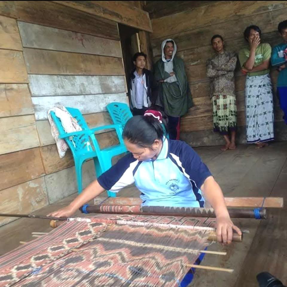 Aktivitas menenun kain ikat Rongkong di Dusun Salurante, Desa Rinding Allo, Kecamatan Rongkong, Kab.Luwu Utara - Sulawesi Selatan
