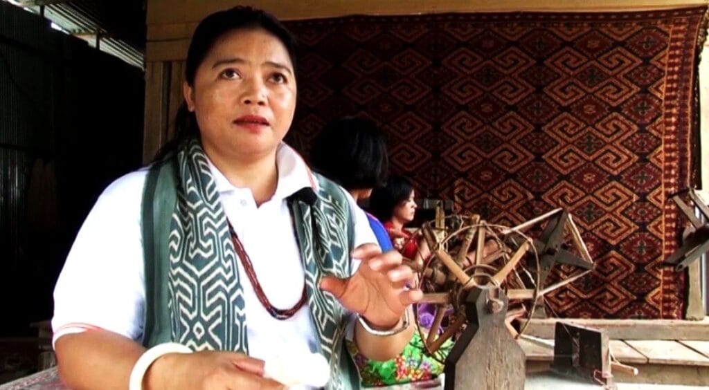 Marlin Sa’bi, penenun ikat Sekomandi, memberikan informasi tentang Tali To Batu